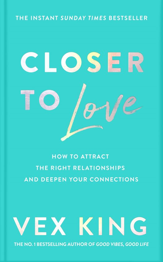 Boek "Closer to Love" van Vex King. De tekst is in witte en roze letters op een turkooise achtergrond.