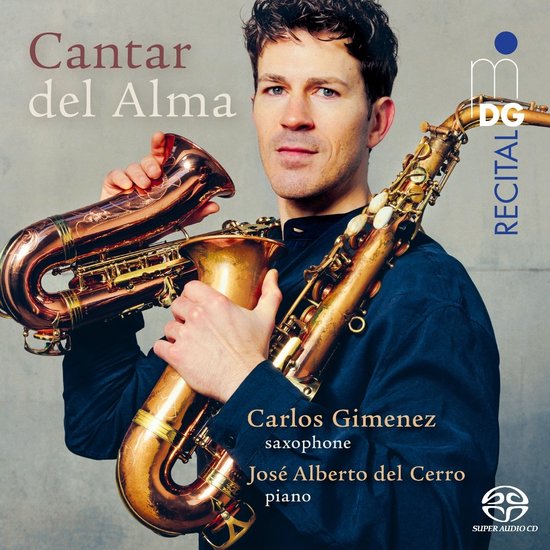 Saxofonist Carlos Gimenez houdt twee saxofoons vast. De titel "Cantar del Alma" staat linksboven.