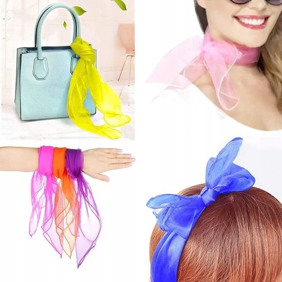 Een lichtblauwe handtas met een felgele chiffon sjaal eromheen gebonden. Een pols met vier gekleurde sjaals: roze, oranje, geel en paars. Een vrouw met een roze sjaal om haar nek en een blauwe sjaal als haarband.