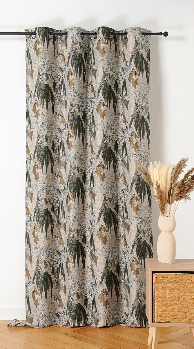 - Gordijn geweven en geverfd in Frankrijk – exotische stijl – afwerking met oogjes – kleur linnen en koolstofgrijs – afmetingen 140 x 260 cm – 100% polyester – collectie parkiet