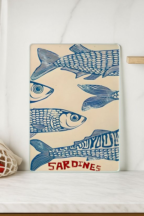 Glazen snijplank met een illustratie van blauwe sardientjes op een crème achtergrond. Tekst 'SARDINES' in rood.