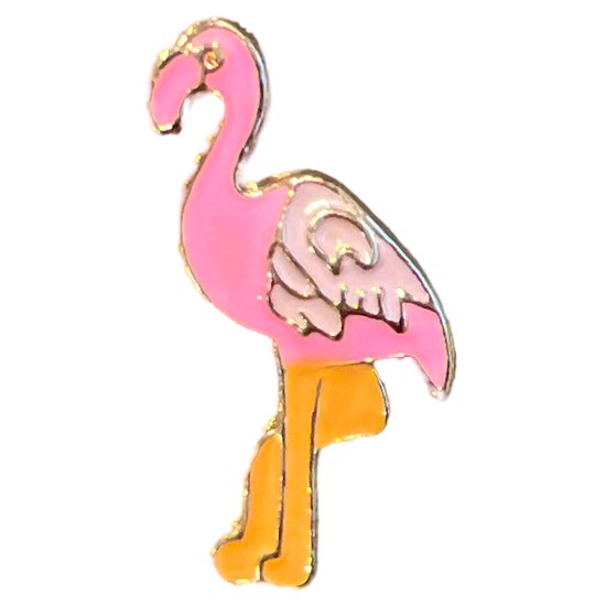 Une broche flamant rose avec des pattes orange et un contour doré.