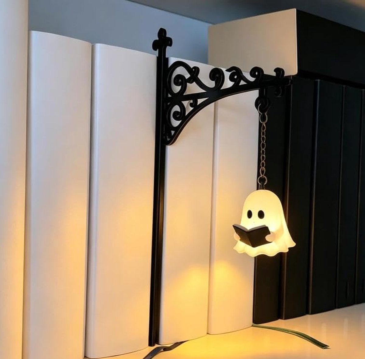 Bibliotheeklantaarn - Retro Leesnachtlampje - Boekensteun metaal - Decoratieve Boekenplankverlichting - Antieke LED-boekenhoeklamp - Warme Tint - Uniek cadeau voor boekenliefhebbers - voor Halloweenversieringen - 1 stuk Spookvorm