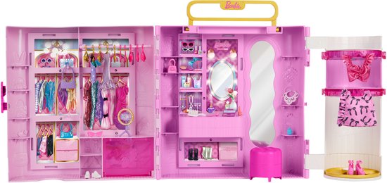 Une penderie Barbie rose ouverte avec des vêtements sur des cintres, un miroir et une section rotative avec plus de vêtements.