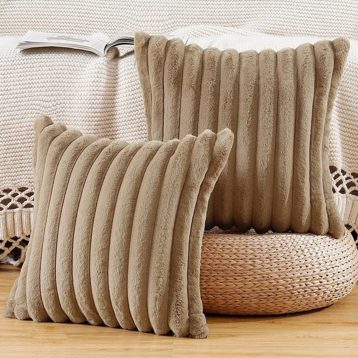 SnelShoppen - Set van 2 Fluffy Soft Decorative Pillow Cases 50x50cm Bruin - Faux Wool Pluche Kussenhoezen voor Sofa en Slaapkamer - Luxe Polyester