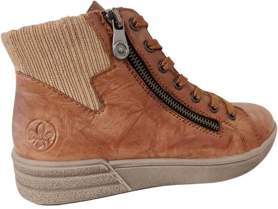 Cognac leren hoge veterschoen met ritssluiting en beige gebreide voering, achterkant zichtbaar.