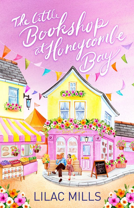 De omslag van 'The Little Bookshop at Honeycombe Bay' toont een charmant, geel boekenwinkelpand met roze accenten, bloemrijke versieringen en een stel op een bankje. Vrolijke vlaggetjes sieren de straat.