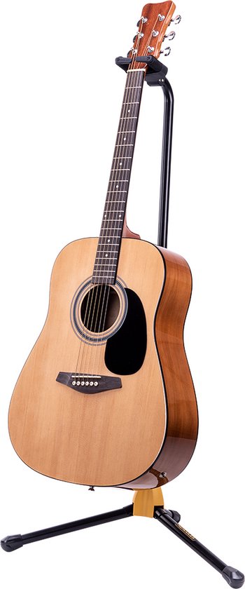 Akoestische gitaar met een natuurlijke afwerking, staand op een zwarte en gele standaard.