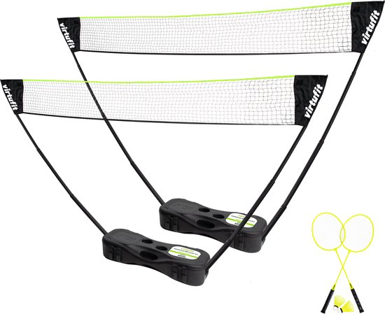Deux filets de badminton portables VirtuFit avec bases stabilisatrices et raquettes de badminton jaunes avec volant.