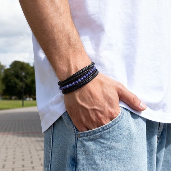 Herenarmband van zwart gevlochten leer met kralen van blauwe lapis lazuli.