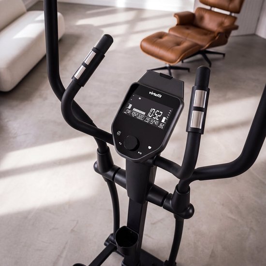 Zwart VirtuFit crosstrainer display met de tijd 10:52, afstand, calorieën en hartslag.