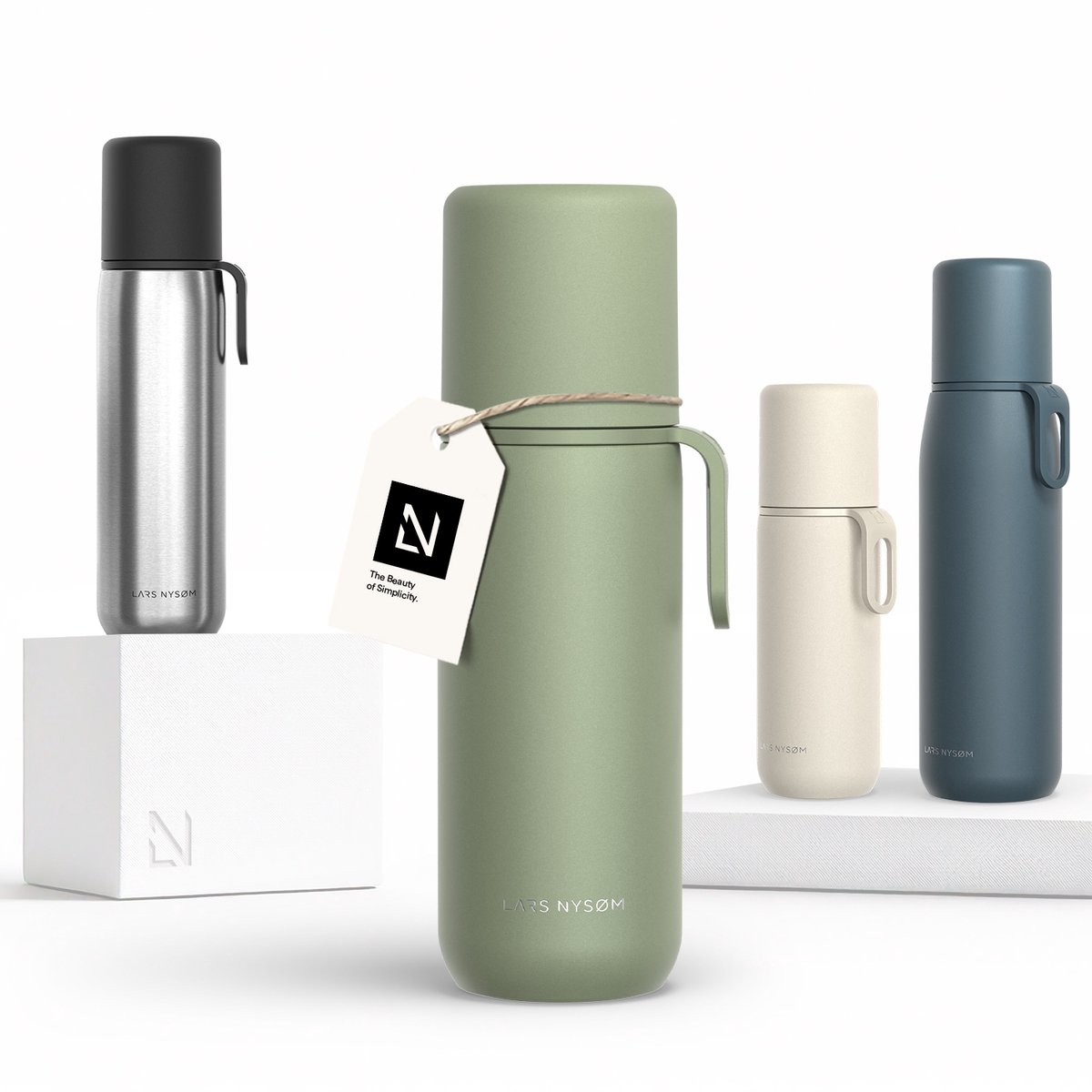 LARS NYSØM Roestvrijstalen Thermosfles - Dubbelwandige Geïsoleerde Drinkfles met Beker en Draagriem, Lekvrije Metalen Fles voor Reizen, Kantoor & Buitenactiviteiten (Sage Green)