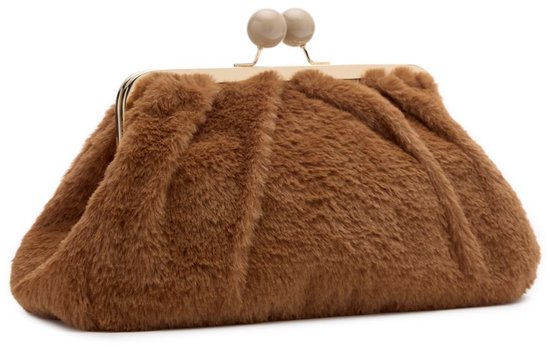 Bruine, ruchesvormige clutch van nepbont met gouden frame en ronde knopen.