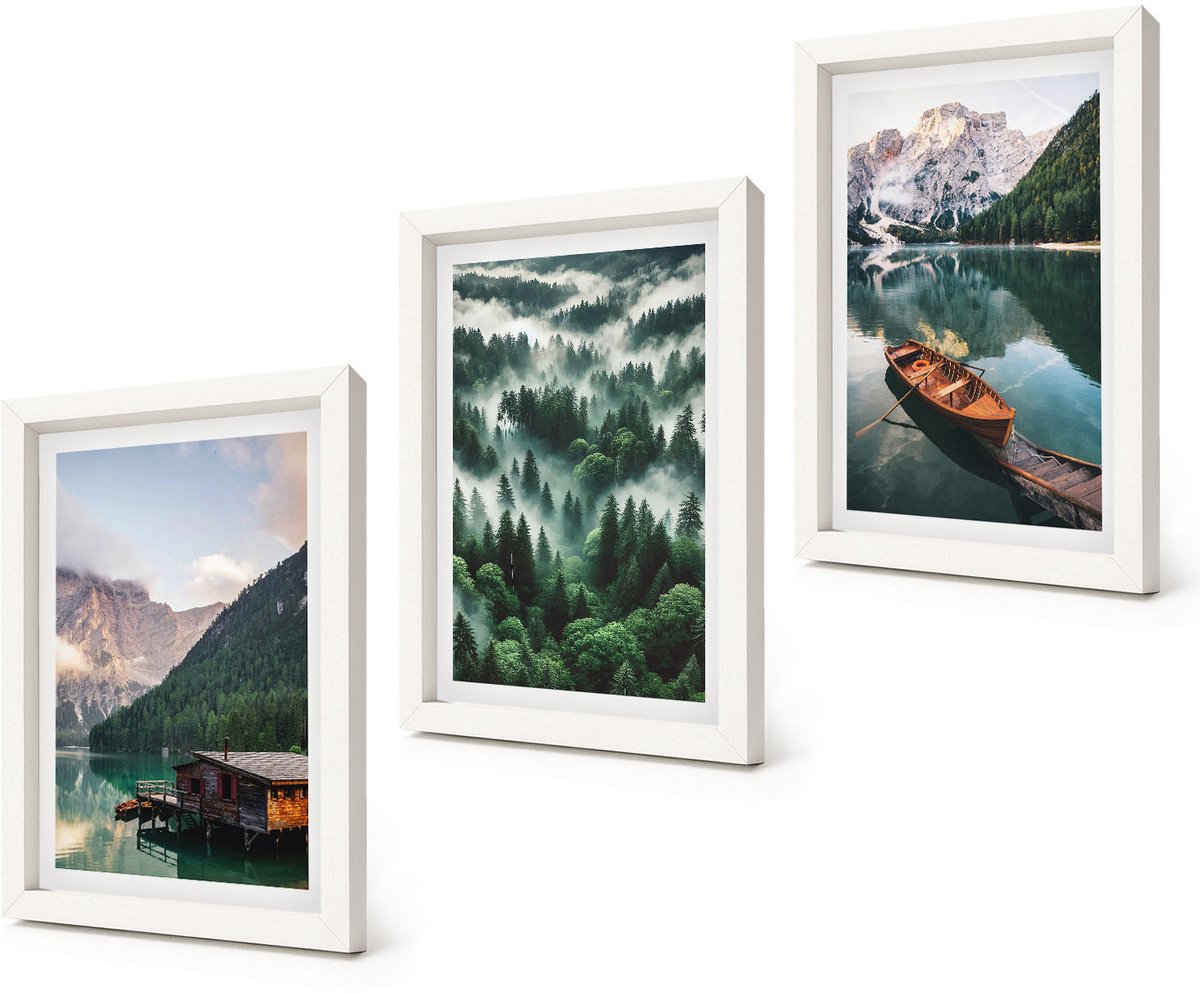Coloray 3-Delige Schilderij Set - Berglandschap met een meer, een boot en een bos in de mist. - 20x30 - Wanddecoratie - Muurdecoratie - Moderne Interieurdecoratie - Decoratieve Schilderijen