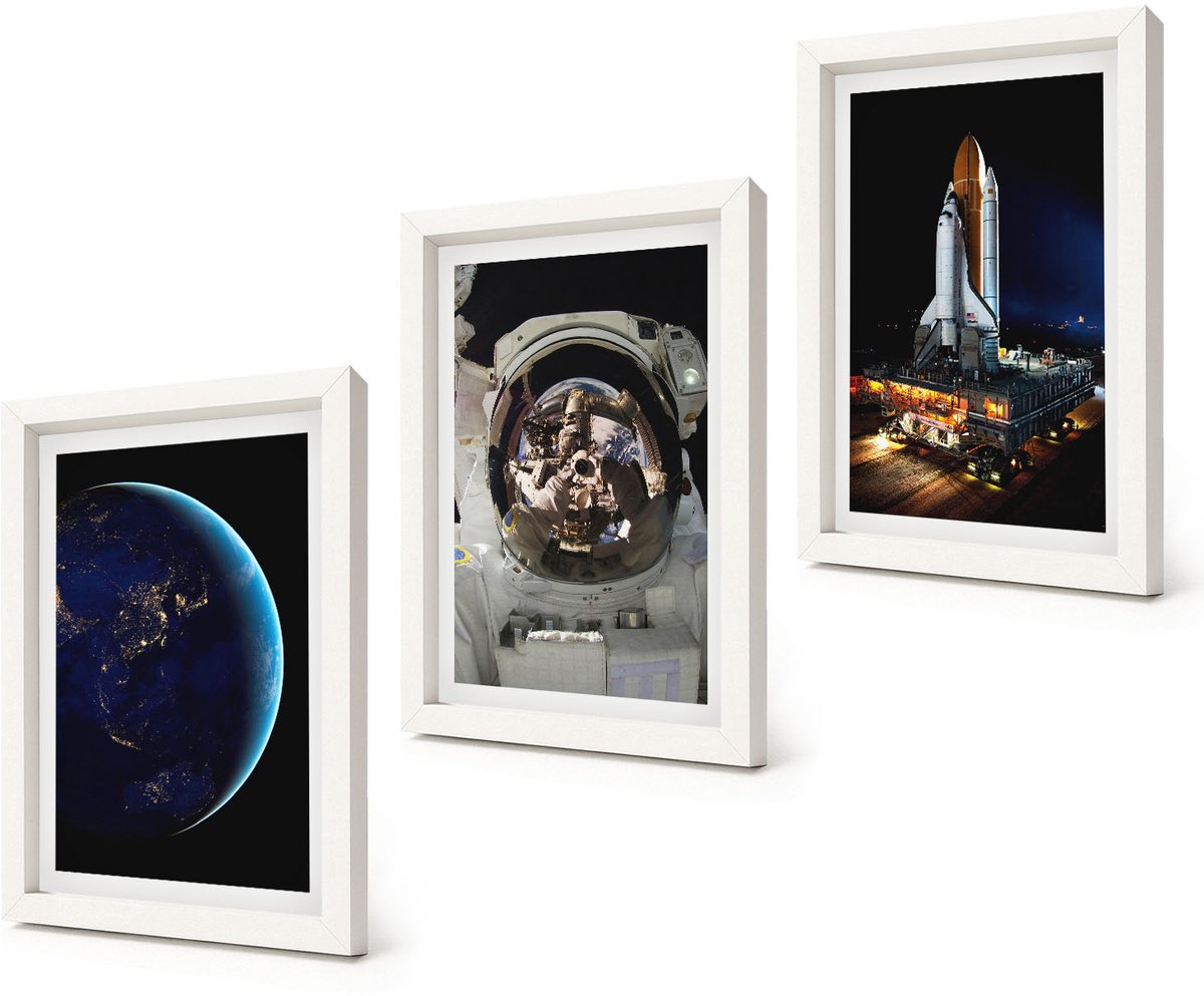 Coloray 3-Delige Schilderij Set - Ruimtebeelden met de aarde, astronaut en raket - 20x30 - Muurdecoratie - Wanddecoratie - Hal
