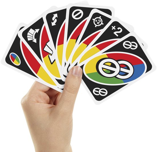 Een hand met verschillende UNO All Wild speelkaarten. De kaarten zijn deels zichtbaar, met rode, blauwe, gele en groene vlakken.