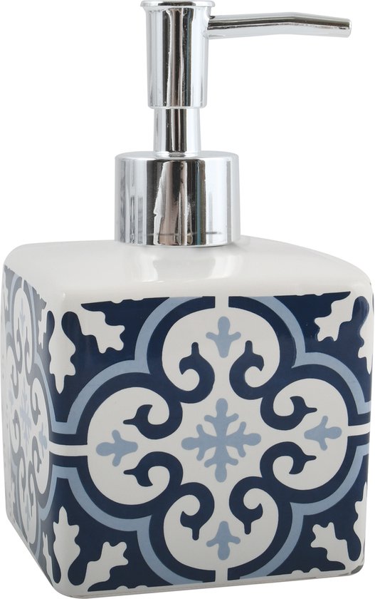 Witte zeepdispenser met blauwe en grijze decoratieve patronen en een chromen pomp.