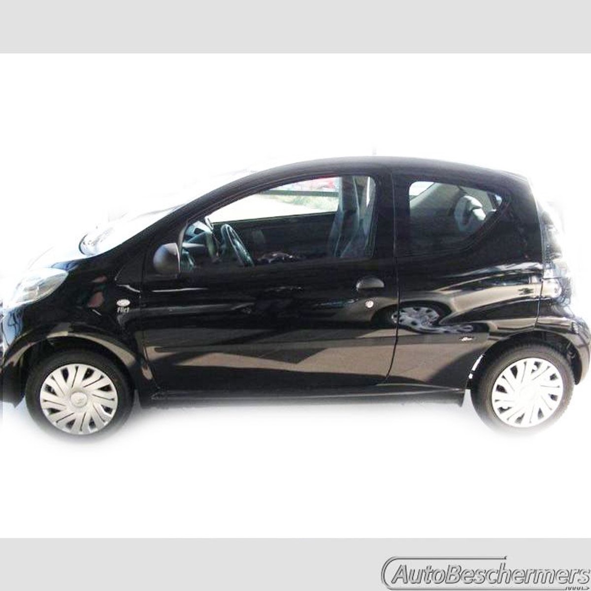 Stootlijsten set zwart voor Peugeot 107 3-deurs 03.2005-03.2014. De stootstrips zijn zelfklevend. Set a 4 stuks (#0013)