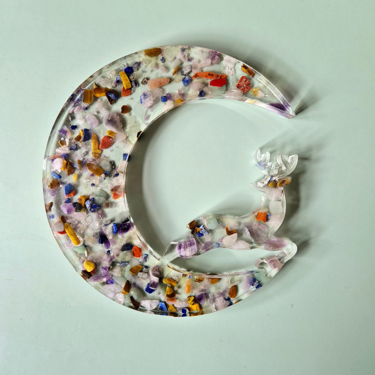 Edelsteen Chips in Resin Meerkleurig - Maanvormige Decoratie Met Hert