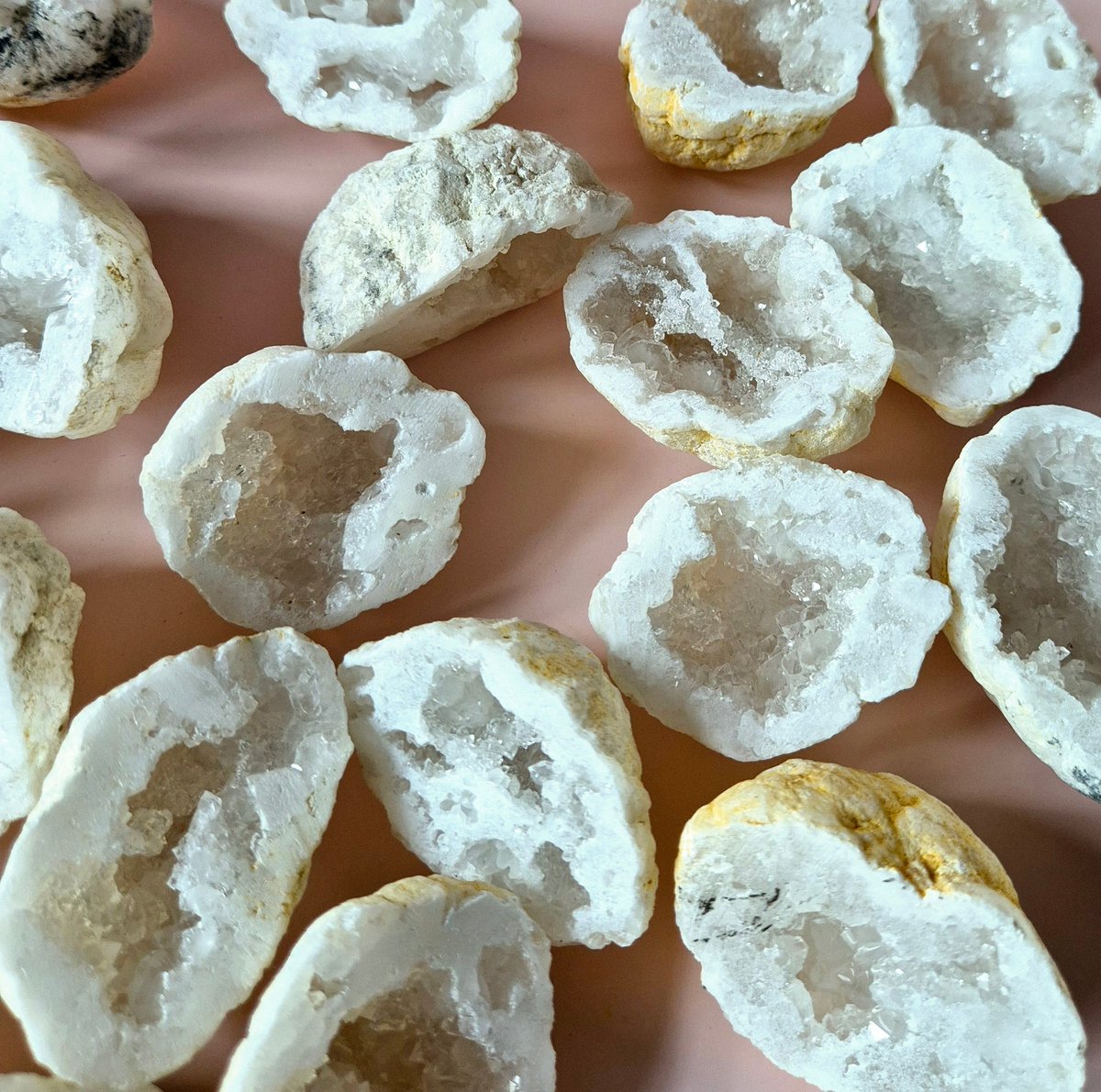 White Agate Geode (5–7 cm) – Druzy Edelsteen met Schittering | Uniek Stuk