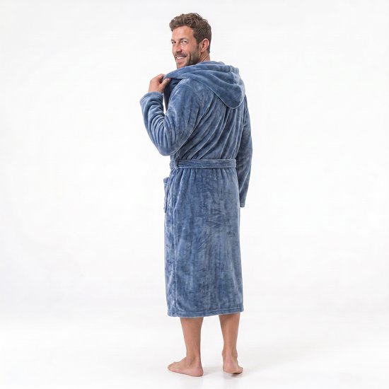 Homme en long peignoir bleu à capuche, debout de dos. Il tire la capuche vers lui.