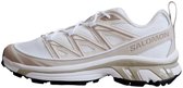 Witte Salomon XT-6 Expanse sneaker met beige accenten en een zwarte zool.