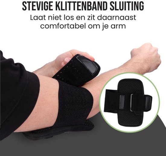 Close-up van een arm die een zwarte sportarmband met klittenbandsluiting vastzet.