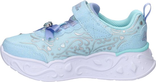 Lichtblauwe sneaker met strik en zilveren ornamenten, met klittenbandsluiting.