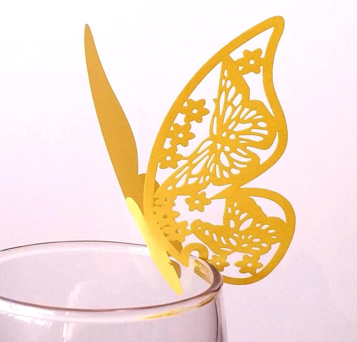 50 stuks vlindertrechterlier, tafelkaarten, naamkaarten, glazen hangers, muurstickers voor tafeldecoratie, bruiloft, feest, huisdecoratie, vlinder, tafelkaarten, laserplaatskaarten, naamkaarten, goud