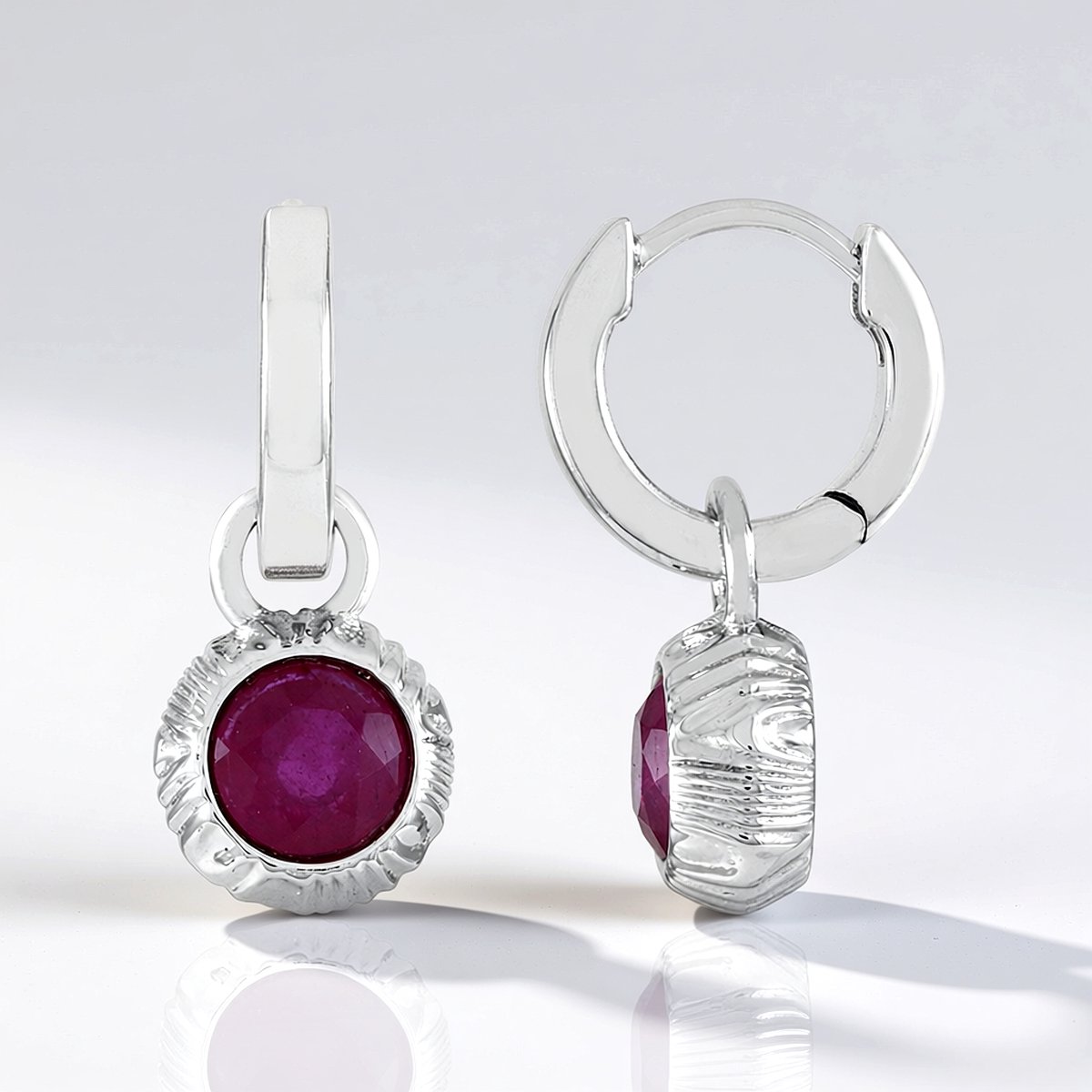Cavill - Zilveren Hoepel Oorbellen met 1,24 ct Bemainty Robijn - 925 Sterling Zilver - Platina Geplateerd - Ronde Edelsteen - Elegant en Tijdloos