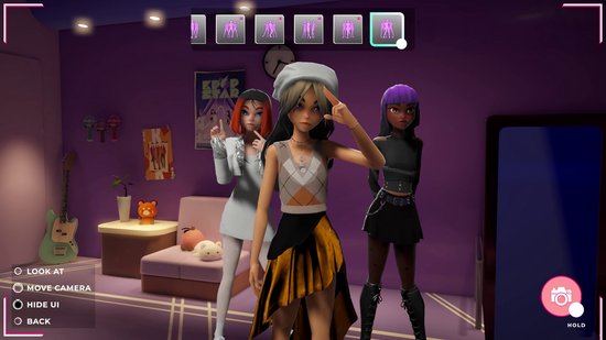 Drie K-Pop-dansers in een kleedkamer. De middelste draagt een pet en een ruitjesvest. Rechts een K-Pop-danseres met paars haar.