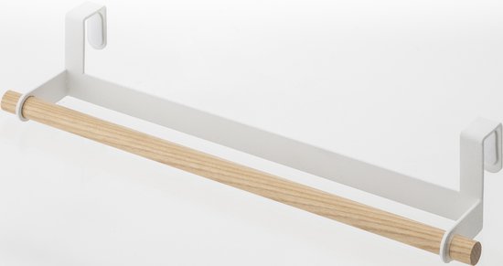 Porte-serviette en métal blanc avec une barre en bois, suspendu à une porte d'armoire.