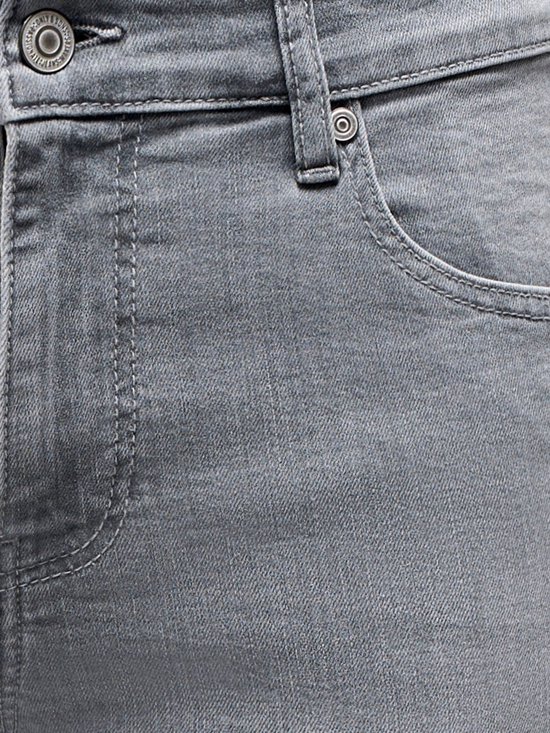 Detail van de voorkant van een grijze spijkerbroek.