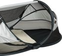 Detail van een grijs-wit Deryan baby campingbedje met matras.