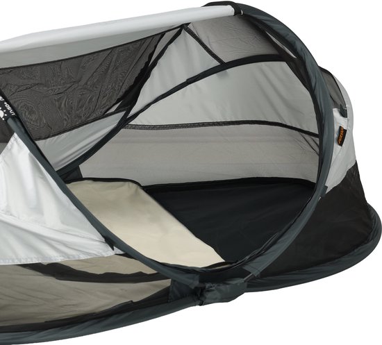 Detail van een grijs-wit Deryan baby campingbedje met matras.