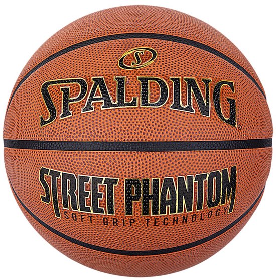 Spalding Street Phantom basketbal in oranje met zwarte lijnen en tekst.