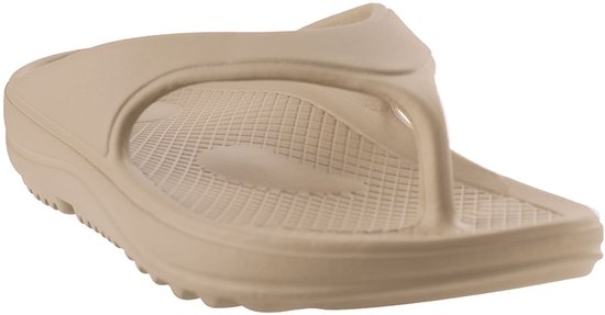 Beige slipper, van onderen en zijkant gezien, met getextureerd voetbed.