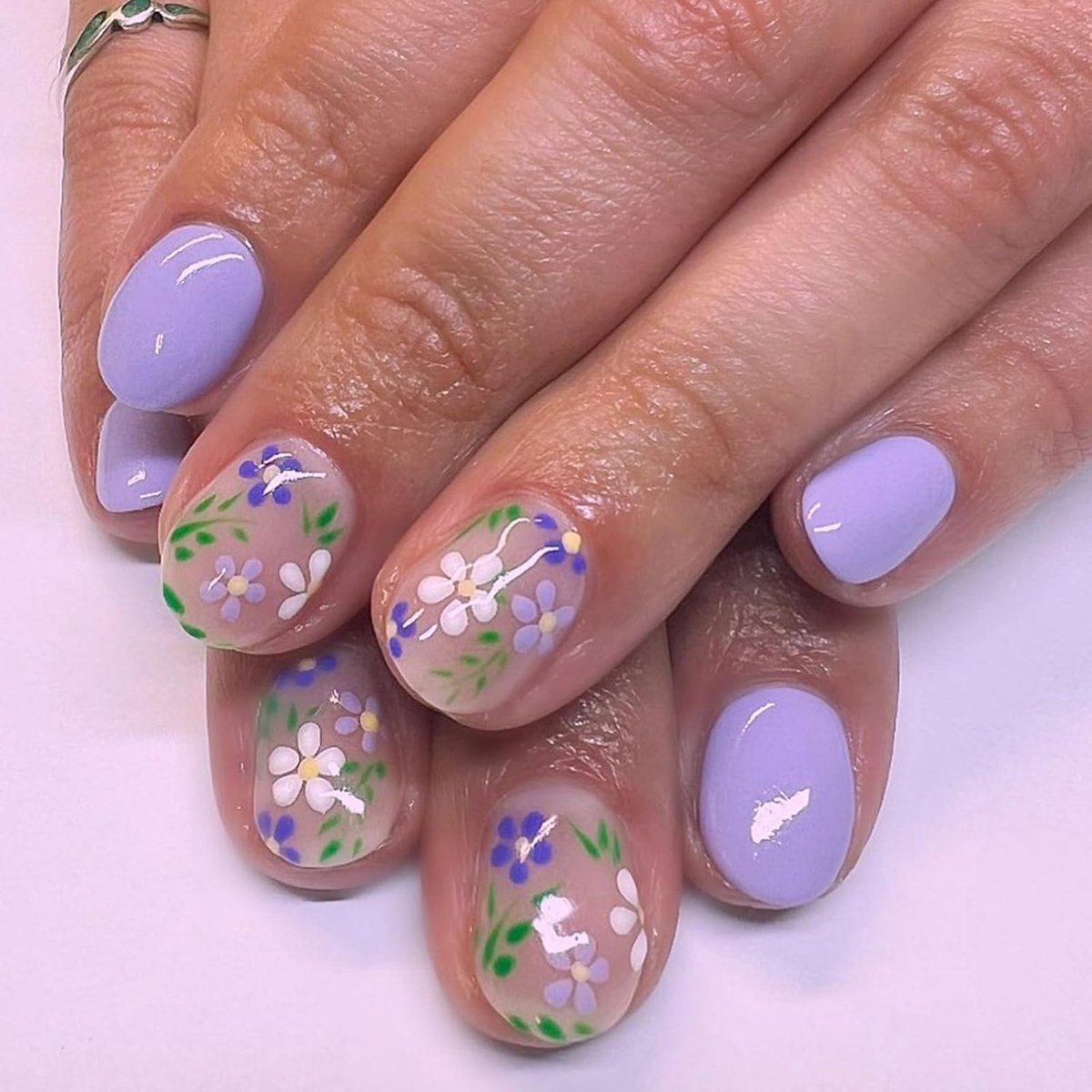 24 stuks lichtpaarse press-on nagels, korte ovale kunstnagels, schattige bloemen en bladeren, Franse nagels om op te plakken, ballerina acryl volledige dekking valse nagels voor vrouwen en