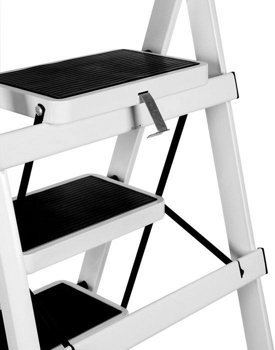 Detail van de witte inklapbare trap met zwarte antislip treden en metalen vergrendeling.