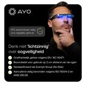 Man met bril met blauw licht, met tekst: 'Denk niet lichtzinnig over oogveiligheid'.