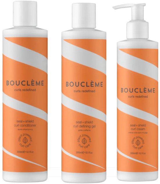 Drie witte flessen Bouclème Seal + Shield haarverzorging met oranje diagonale strepen en 300ml inhoud.