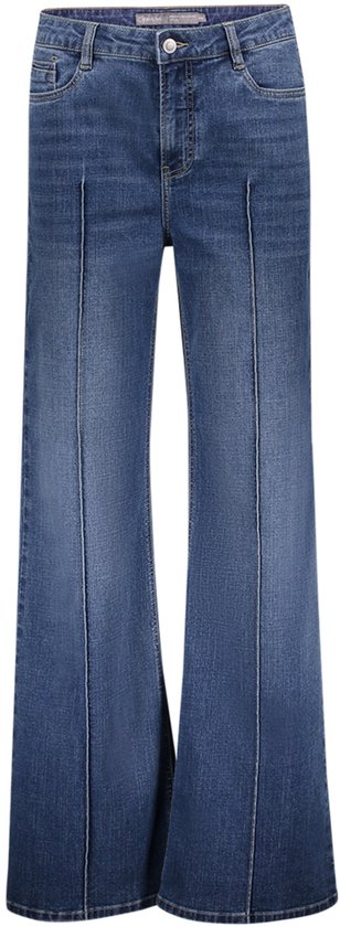 Een blauwe jeans met wijde pijpen, gedetailleerd met opvallende verticale deelnaden en een stonewash denim afwerking.