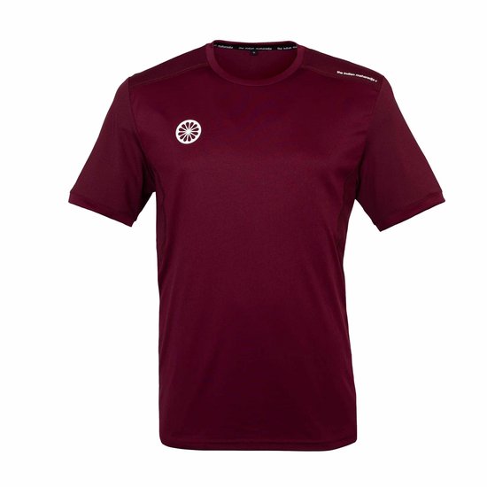 Donkerrode polo met witte logo op de borst en tekst "the indian maharadja" op de kraag.