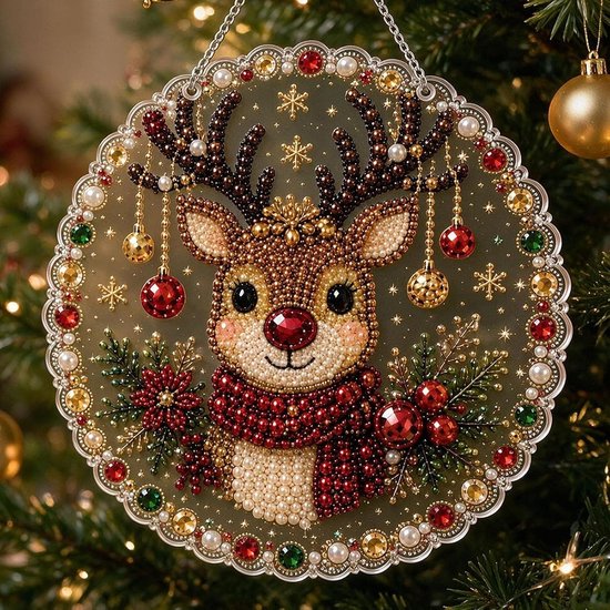 Kersthanger met een diamantkunst hertje met pareltjes, rode sjaal en kerstornamenten, hangend aan een kerstboom.