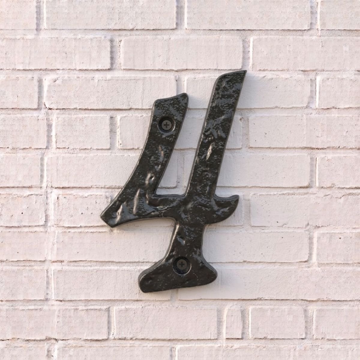 Huisnummer 4 gietijzer 10cm x 6.5cm met schroeven - Landelijk deurbeslag zwart