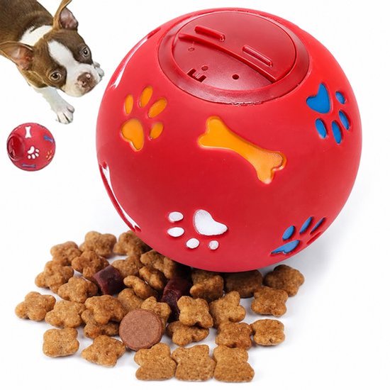 Rode bal met botten- en pootafdrukken, met een hond ernaast en brokjes.