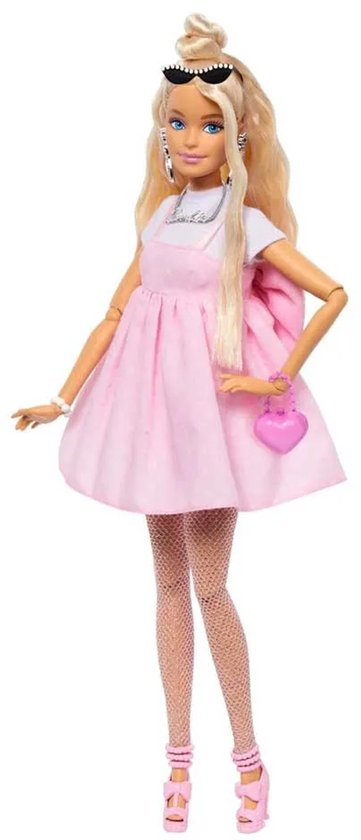 Barbie pop in pastelroze babydolljurk met visnetpanty's en hartvormige handtas.