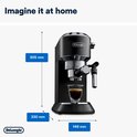 Zwarte De'Longhi Dedica Style espressomachine met afmetingen van 305x330x149 mm, met een espresso in een glas.
