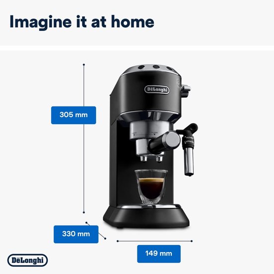 Zwarte De'Longhi Dedica Style espressomachine met afmetingen van 305x330x149 mm, met een espresso in een glas.