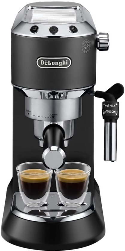 Zwarte De'Longhi Dedica Style pistonmachine met twee glazen espresso, inclusief melkopschuimer.